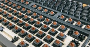 découvrez le concept de kill switch, un dispositif de sécurité essentiel qui permet de couper rapidement l'alimentation ou d'arrêter un système en cas d'urgence.