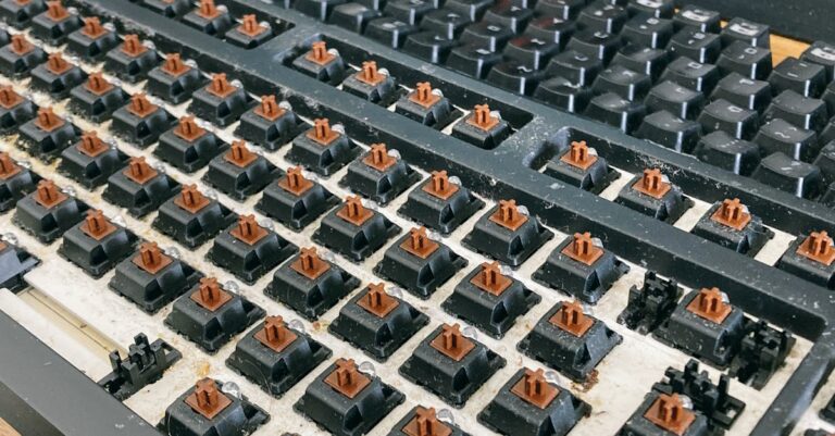découvrez le concept de kill switch, un dispositif de sécurité essentiel qui permet de couper rapidement l'alimentation ou d'arrêter un système en cas d'urgence.
